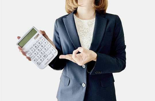 査定計算するスーツ女性